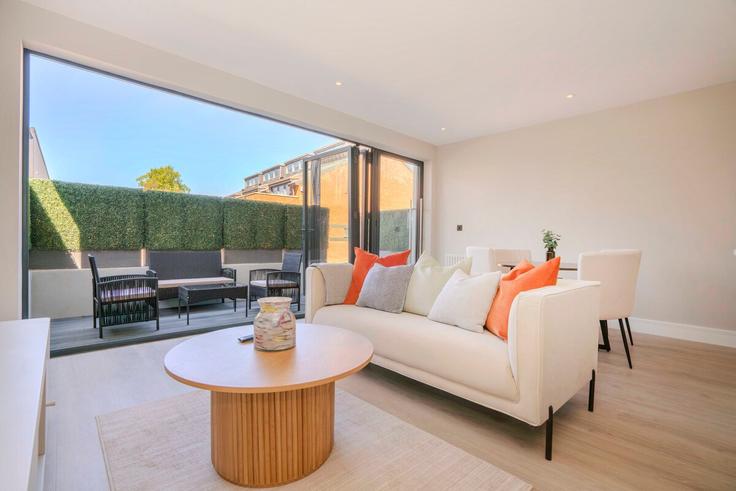 Sala de estar elegantemente projetada com móveis modernos em um apartamento no Building Elm Grove - brazier-legacy-holdings - 1524699 em London Borough of Merton, London