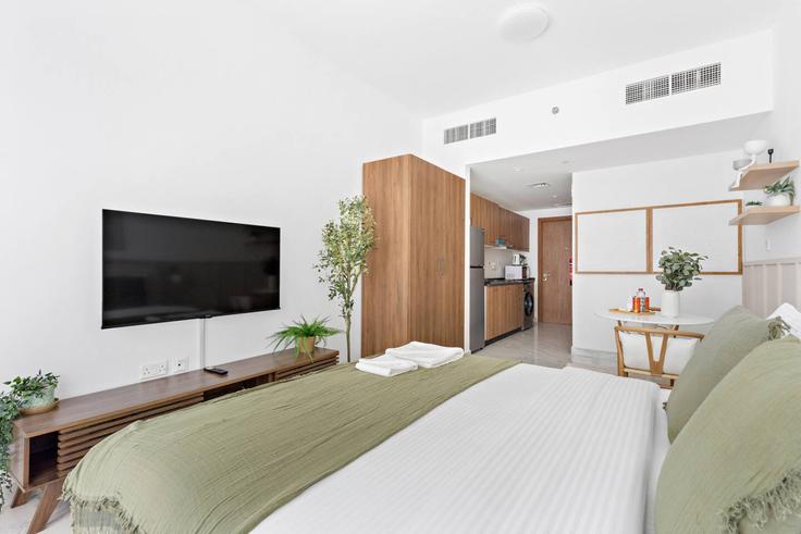 Building Al Ibda' St - breezy-bay-real-estate-llc - 1299312 - DXB adresindeki bir dairede modern mobilyalarla zarif bir şekilde tasarlanmış oturma odası Masdar City, Abu Dhabi