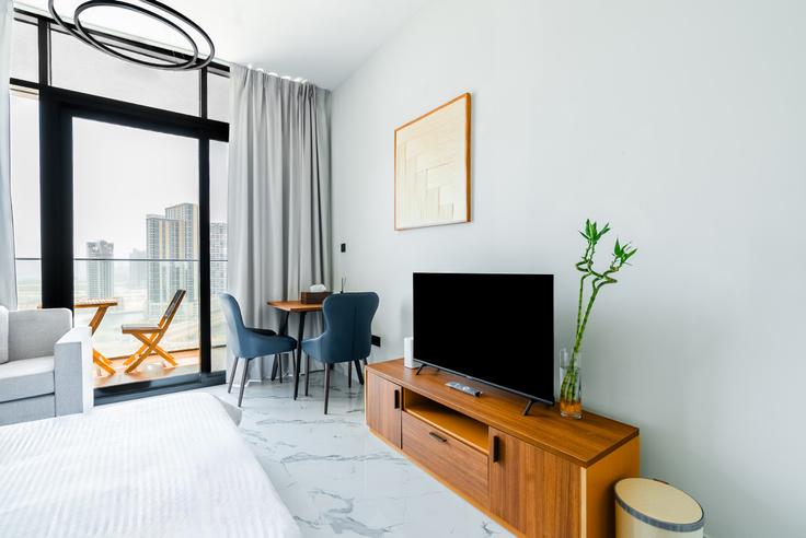 Elegant gestaltetes Wohnzimmer mit moderner Einrichtung in einer Wohnung im Building The Promenade - breezy-bay-real-estate-llc - 1299316 - DXB in Al Maryah Island, Abu Dhabi