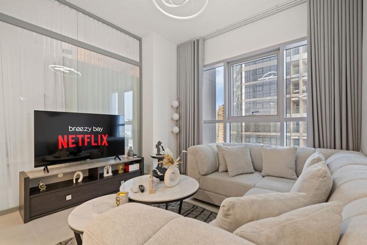 Sala de estar elegantemente projetada com móveis modernos em um apartamento no Building Matar Bin Thani Al Rumaithi Street - breezy-bay-real-estate-llc - 1299317 - DXB em Al Reem Island, Abu Dhabi Sala de estar elegantemente projetada com móveis modernos em um apartamento no Building Matar Bin Thani Al Rumaithi Street - breezy-bay-real-estate-llc - 1299317 - DXB em Al Reem Island, Abu Dhabi