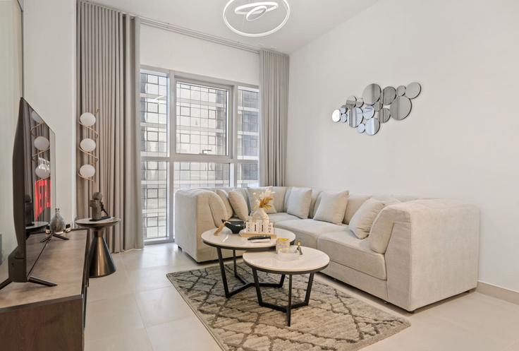 Elegante sala de estar con mobiliario moderno en un apartamento en Building Matar Bin Thani Al Rumaithi Street - breezy-bay-real-estate-llc - 1299317 - DXB en Al Reem Island, Abu Dhabi Elegante sala de estar con mobiliario moderno en un apartamento en Building Matar Bin Thani Al Rumaithi Street - breezy-bay-real-estate-llc - 1299317 - DXB en Al Reem Island, Abu Dhabi