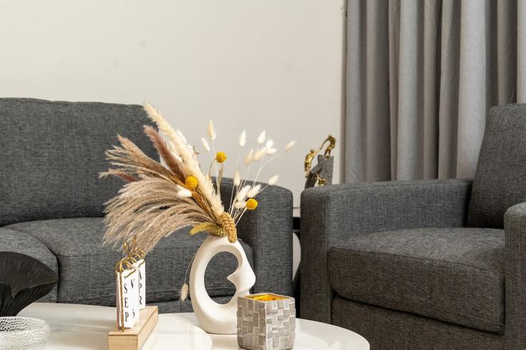 Sala de estar elegantemente projetada com móveis modernos em um apartamento no Building Matar Bin Thani Al Rumaithi Street - breezy-bay-real-estate-llc - 1299318 - DXB em Al Reem Island, Abu Dhabi Sala de estar elegantemente projetada com móveis modernos em um apartamento no Building Matar Bin Thani Al Rumaithi Street - breezy-bay-real-estate-llc - 1299318 - DXB em Al Reem Island, Abu Dhabi