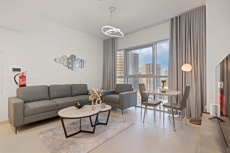 Abu Dhabi Al Reem IslandのBuilding Matar Bin Thani Al Rumaithi Street - breezy-bay-real-estate-llc - 1299318 - DXBのアパートメントにある、モダンな家具を備えたエレガントなデザインのリビングルーム