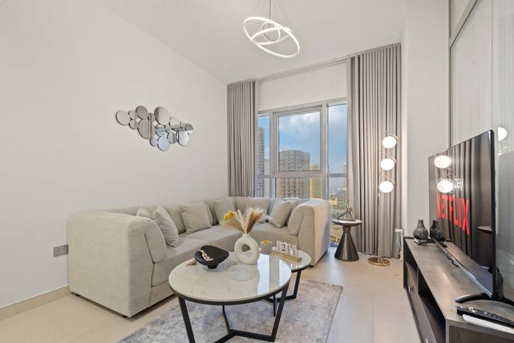 Abu Dhabi Al Reem IslandのBuilding Matar Bin Thani Al Rumaithi Street - breezy-bay-real-estate-llc - 1299319 - DXBのアパートメントにある、モダンな家具を備えたエレガントなデザインのリビングルーム