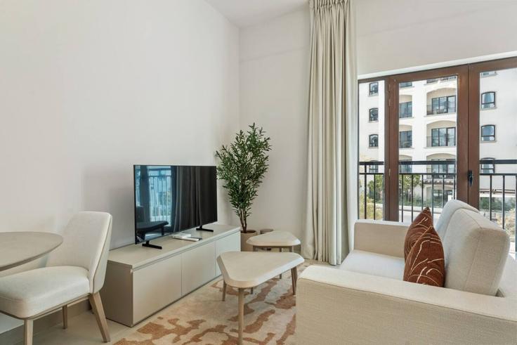 Salle de séjour élégante avec mobilier moderne dans un appartement à Building Yas Street - breezy-bay-real-estate-llc - 1630080 à Yas Island, Abu Dhabi Salle de séjour élégante avec mobilier moderne dans un appartement à Building Yas Street - breezy-bay-real-estate-llc - 1630080 à Yas Island, Abu Dhabi