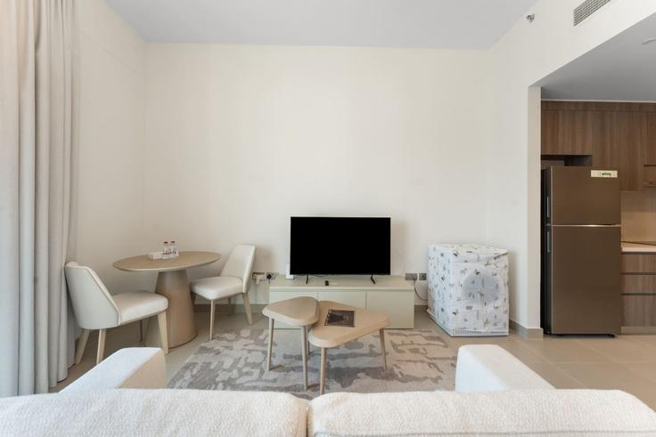 Yas Island, Abu Dhabi에 위치한 Building Yas Street - breezy-bay-real-estate-llc - 1697272 유닛의 세련된 인테리어가 돋보이는 거실 Yas Island, Abu Dhabi에 위치한 Building Yas Street - breezy-bay-real-estate-llc - 1697272 유닛의 세련된 인테리어가 돋보이는 거실
