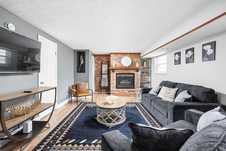 Salle de séjour élégante avec mobilier moderne dans un appartement à Building Southridge Court - brentwood-property-group - 1303752 - USA à Westfield, Westfield Salle de séjour élégante avec mobilier moderne dans un appartement à Building Southridge Court - brentwood-property-group - 1303752 - USA à Westfield, Westfield