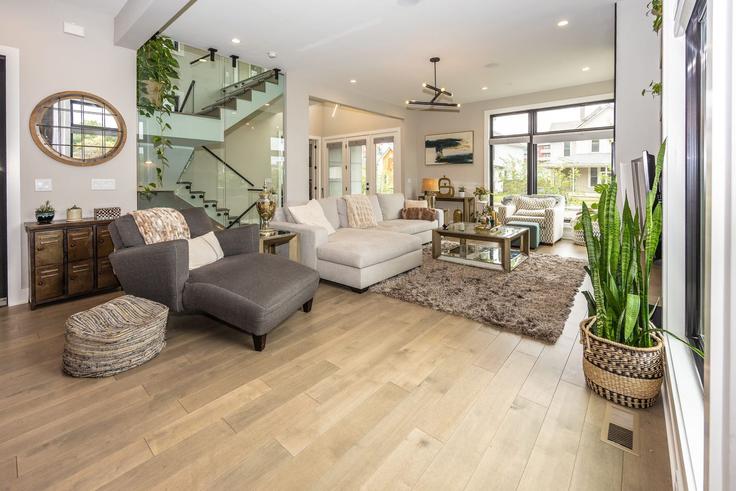 Elegante sala de estar con mobiliario moderno en un apartamento en Building Olive Street - brentwood-property-group - 1303765 - USA en Indianapolis, Indianapolis Elegante sala de estar con mobiliario moderno en un apartamento en Building Olive Street - brentwood-property-group - 1303765 - USA en Indianapolis, Indianapolis