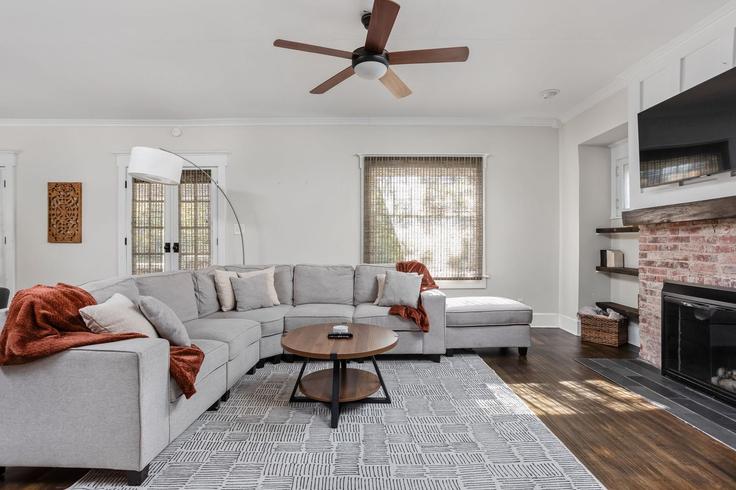 Indianapolis, Indianapolis에 위치한 Building North New Jersey Street - brentwood-property-group - 1303780 - USA 아파트의 세련된 인테리어가 돋보이는 거실 Indianapolis, Indianapolis에 위치한 Building North New Jersey Street - brentwood-property-group - 1303780 - USA 아파트의 세련된 인테리어가 돋보이는 거실