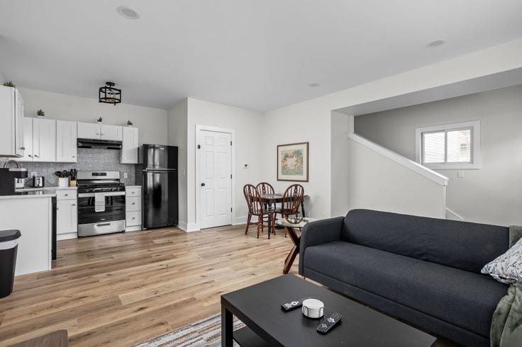 Elegant gestaltetes Wohnzimmer mit moderner Einrichtung in einer Wohnung im Building Camp Street - brentwood-property-group - 1303760 - USA in Indianapolis, Indianapolis