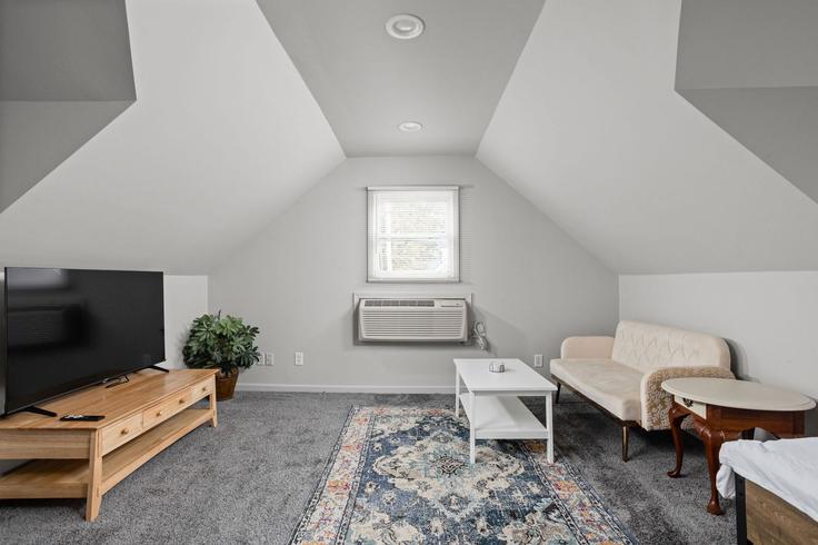 Elegant gestaltetes Wohnzimmer mit moderner Einrichtung in einer Wohnung im Building Camp Street - brentwood-property-group - 1303762 - USA in Indianapolis, Indianapolis