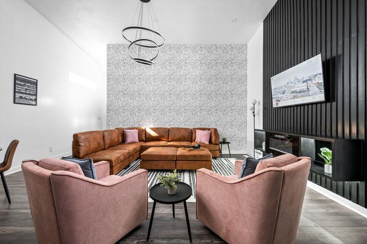 Salle de séjour élégante avec mobilier moderne dans un appartement à Building Sanders Street - brentwood-property-group - 1322532 à Indianapolis, Indianapolis Salle de séjour élégante avec mobilier moderne dans un appartement à Building Sanders Street - brentwood-property-group - 1322532 à Indianapolis, Indianapolis
