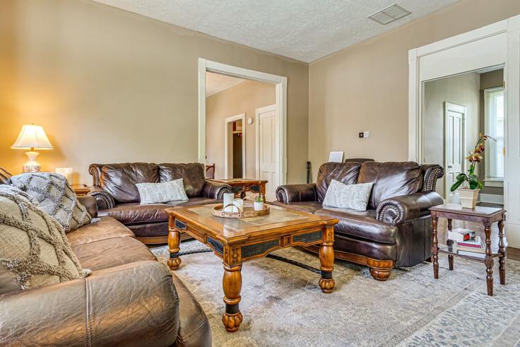 Elegante sala de estar con mobiliario moderno en un apartamento en Building Maple Avenue - brentwood-property-group - 1537771 en Noblesville, Noblesville Elegante sala de estar con mobiliario moderno en un apartamento en Building Maple Avenue - brentwood-property-group - 1537771 en Noblesville, Noblesville