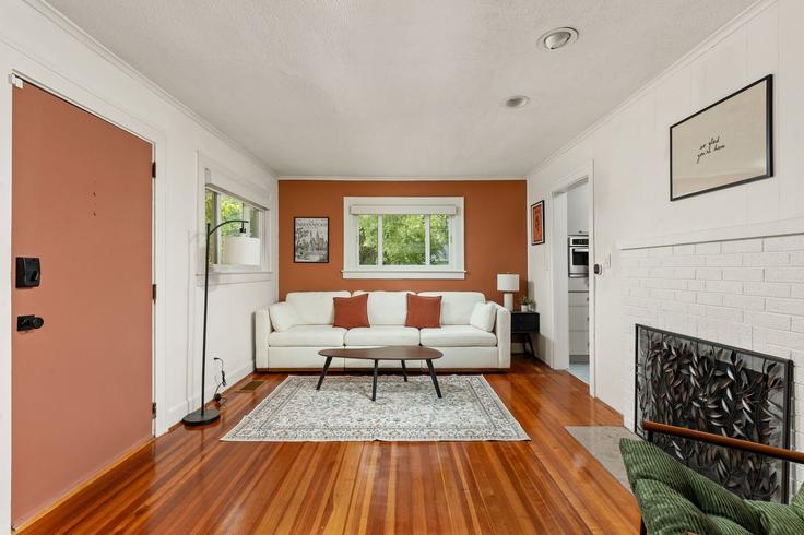 Building East 64th Street - brentwood-property-group - 1629982 adresindeki bir dairede modern mobilyalarla zarif bir şekilde tasarlanmış oturma odası Indianapolis, Indianapolis