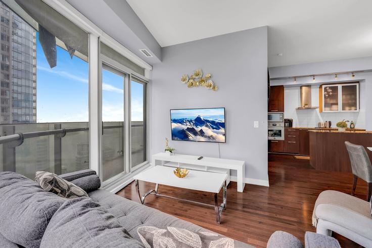 Elegante sala de estar con mobiliario moderno en un apartamento en Building York Street - bricksnbucks-property-management - 1519904 en Old Toronto, Toronto