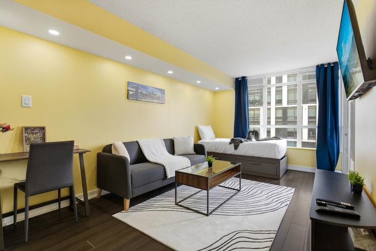 Salle de séjour élégante avec mobilier moderne dans un appartement à Building Iceboat Terrace - bricksnbucks-property-management - 1537444 à Old Toronto, Toronto Salle de séjour élégante avec mobilier moderne dans un appartement à Building Iceboat Terrace - bricksnbucks-property-management - 1537444 à Old Toronto, Toronto