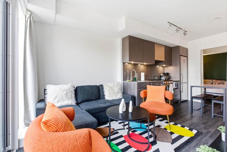 Building Jarvis Street - bricksnbucks-property-management - 1532801 adresindeki bir dairede modern mobilyalarla zarif bir şekilde tasarlanmış oturma odası Old Toronto, Toronto Building Jarvis Street - bricksnbucks-property-management - 1532801 adresindeki bir dairede modern mobilyalarla zarif bir şekilde tasarlanmış oturma odası Old Toronto, Toronto