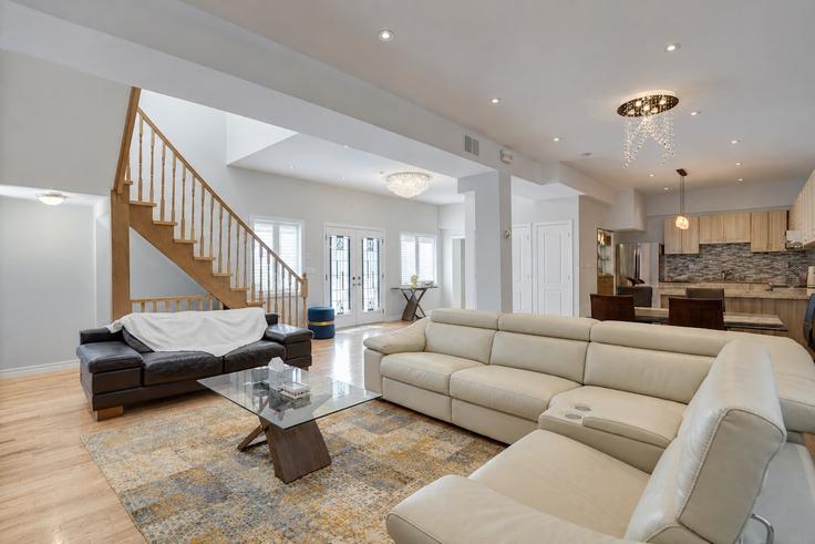 Elegante sala de estar con mobiliario moderno en un apartamento en Building Brightside Drive - bricksnbucks-property-management - 1541540 en Scarborough, Toronto Elegante sala de estar con mobiliario moderno en un apartamento en Building Brightside Drive - bricksnbucks-property-management - 1541540 en Scarborough, Toronto