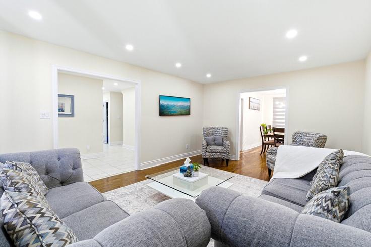 Elegant gestaltetes Wohnzimmer mit moderner Einrichtung in einer Wohnung im Building Morgandale Crescent - bricksnbucks-property-management - 1542394 in Scarborough, Toronto