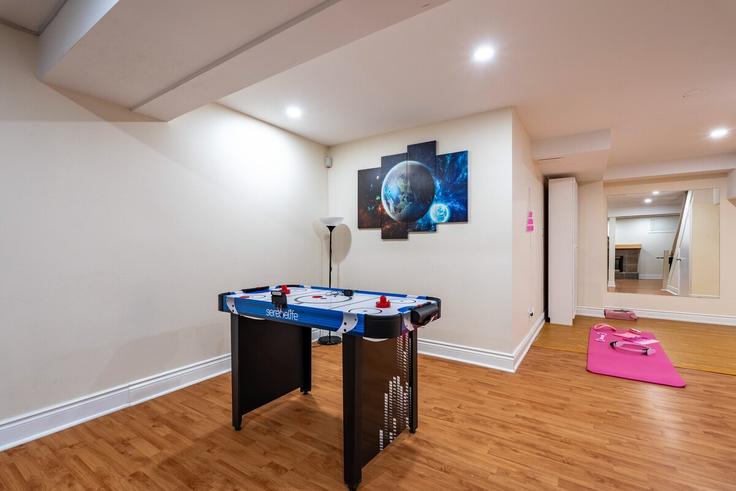 Salle de séjour élégante avec mobilier moderne dans un appartement à Building Morgandale Crescent - bricksnbucks-property-management - 1542394 à Scarborough, Toronto Salle de séjour élégante avec mobilier moderne dans un appartement à Building Morgandale Crescent - bricksnbucks-property-management - 1542394 à Scarborough, Toronto
