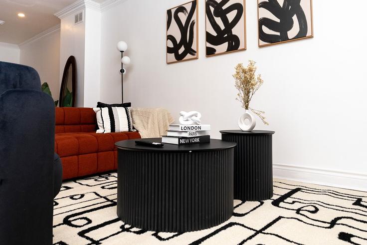 Elegante sala de estar con mobiliario moderno en un apartamento en Building Medway Crescent - bricksnbucks-property-management - 1542393 en Scarborough, Toronto Elegante sala de estar con mobiliario moderno en un apartamento en Building Medway Crescent - bricksnbucks-property-management - 1542393 en Scarborough, Toronto