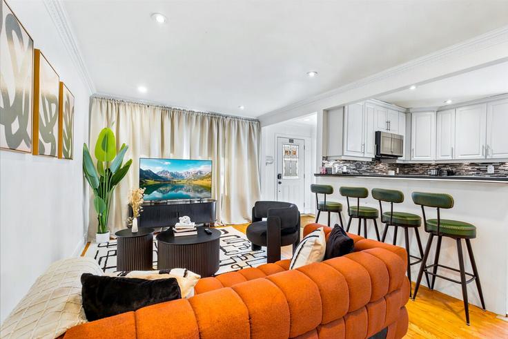 Elegant gestaltetes Wohnzimmer mit moderner Einrichtung in einer Wohnung im Building Medway Crescent - bricksnbucks-property-management - 1542393 in Scarborough, Toronto Elegant gestaltetes Wohnzimmer mit moderner Einrichtung in einer Wohnung im Building Medway Crescent - bricksnbucks-property-management - 1542393 in Scarborough, Toronto