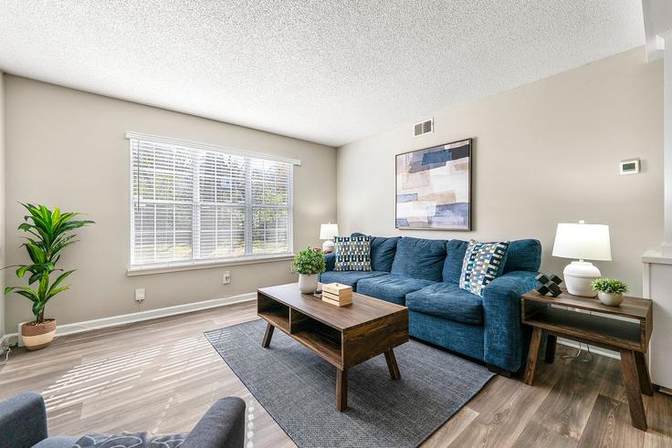 Atlanta AtlantaのBuilding Collier Road Northwest - bridgestone-property-solutions - 1388425のアパートメントにある、モダンな家具を備えたエレガントなデザインのリビングルーム