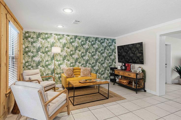 Fort Walton Beach, Fort Walton Beach에 위치한 Building Oregon Drive Northeast - bringing-new-ventures - 1695426 유닛의 세련된 인테리어가 돋보이는 거실 Fort Walton Beach, Fort Walton Beach에 위치한 Building Oregon Drive Northeast - bringing-new-ventures - 1695426 유닛의 세련된 인테리어가 돋보이는 거실