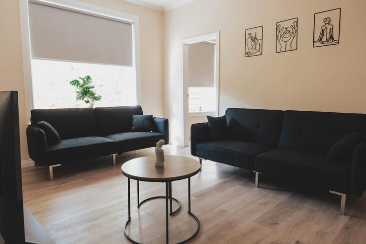 Elegante sala de estar con mobiliario moderno en un apartamento en Building Kingsbridge Crescent - broomling-stays-ltd - 1472152 en King's Park, Glasgow Elegante sala de estar con mobiliario moderno en un apartamento en Building Kingsbridge Crescent - broomling-stays-ltd - 1472152 en King's Park, Glasgow
