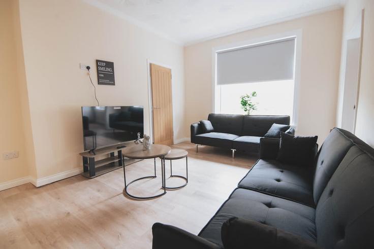 Elegante sala de estar con mobiliario moderno en un apartamento en Building Curtis Avenue - broomling-stays-ltd - 1472150 en King's Park, Glasgow Elegante sala de estar con mobiliario moderno en un apartamento en Building Curtis Avenue - broomling-stays-ltd - 1472150 en King's Park, Glasgow