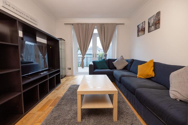 Glasgow YokerのBuilding Anniesland Road - broomling-stays-ltd - 1472148のアパートメントにある、モダンな家具を備えたエレガントなデザインのリビングルーム Glasgow YokerのBuilding Anniesland Road - broomling-stays-ltd - 1472148のアパートメントにある、モダンな家具を備えたエレガントなデザインのリビングルーム