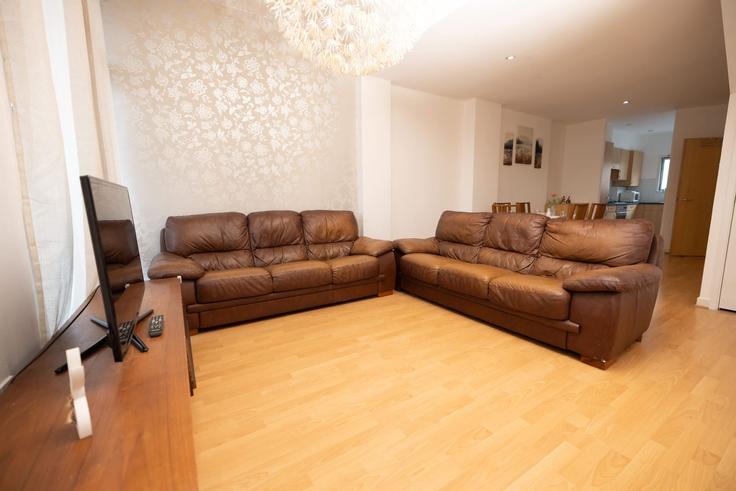 Pollokshields, Glasgow에 위치한 Building Muirhouse Street - broomling-stays-ltd - 1472154 유닛의 세련된 인테리어가 돋보이는 거실
