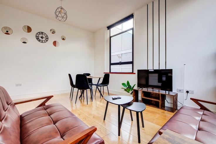 London Borough of Brent, Wembley에 위치한 Building Fourth Way - broomling-stays-ltd - 1472155 유닛의 세련된 인테리어가 돋보이는 거실