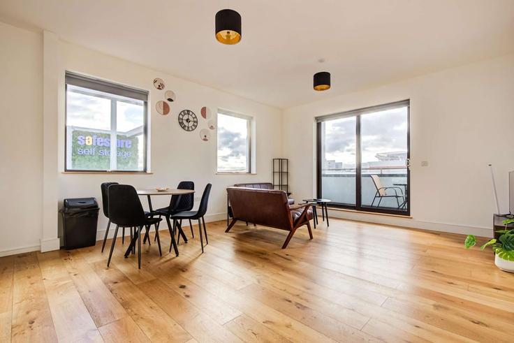 London Borough of Brent, Wembley에 위치한 Building Fourth Way - broomling-stays-ltd - 1472153 유닛의 세련된 인테리어가 돋보이는 거실