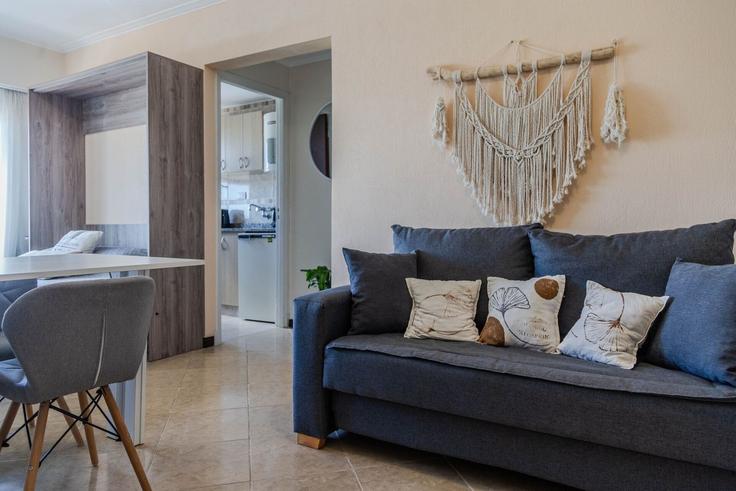 Building Bartolomé Mitre 1491 - bt-homes - 1500908 adresindeki bir dairede modern mobilyalarla zarif bir şekilde tasarlanmış oturma odası Mar del Plata, Mar del Plata