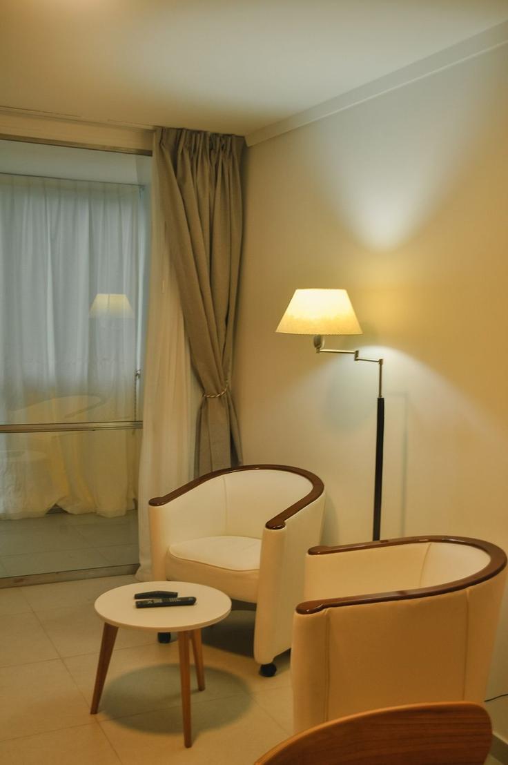 Building Avenida Colón 1550 - bt-homes - 1500847 adresindeki bir dairede modern mobilyalarla zarif bir şekilde tasarlanmış oturma odası Mar del Plata, Mar del Plata Building Avenida Colón 1550 - bt-homes - 1500847 adresindeki bir dairede modern mobilyalarla zarif bir şekilde tasarlanmış oturma odası Mar del Plata, Mar del Plata