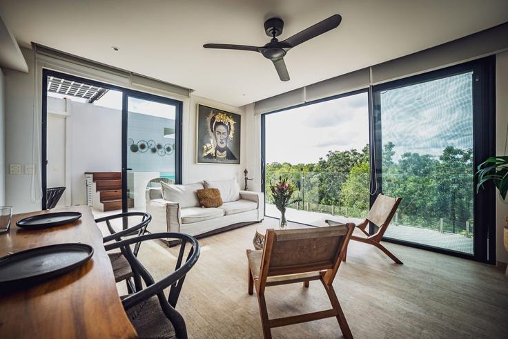 Salle de séjour élégante avec mobilier moderne dans un appartement à Building Av. Guardianes Mayas - bt-homes - 1500949 à Tulum, Tulum Salle de séjour élégante avec mobilier moderne dans un appartement à Building Av. Guardianes Mayas - bt-homes - 1500949 à Tulum, Tulum