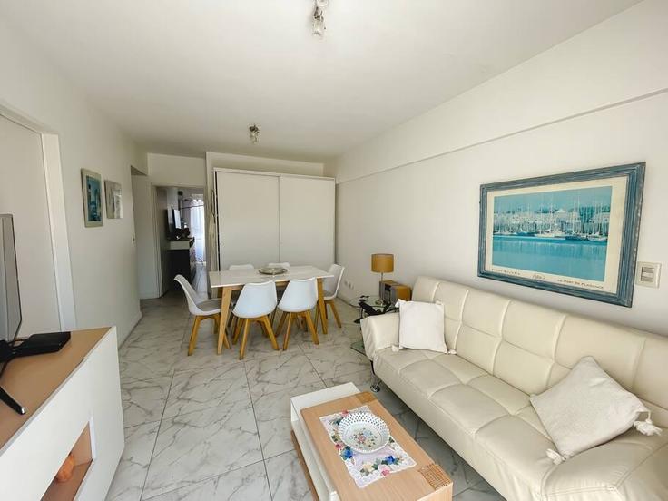 Sala de estar elegantemente projetada com móveis modernos em um apartamento no Building Capitán General Ramón Freire - bt-homes - 1500823 em Buenos Aires, Buenos Aires