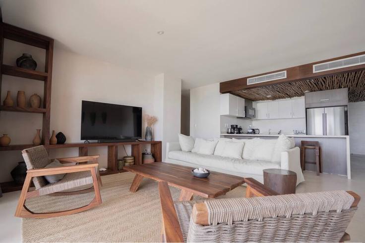 Elegant gestaltetes Wohnzimmer mit moderner Einrichtung in einer Wohnung im Building Tankah 3 M-3 L-49 50 - bt-homes - 1500828 in Dreams Tulum, Dreams Tulum