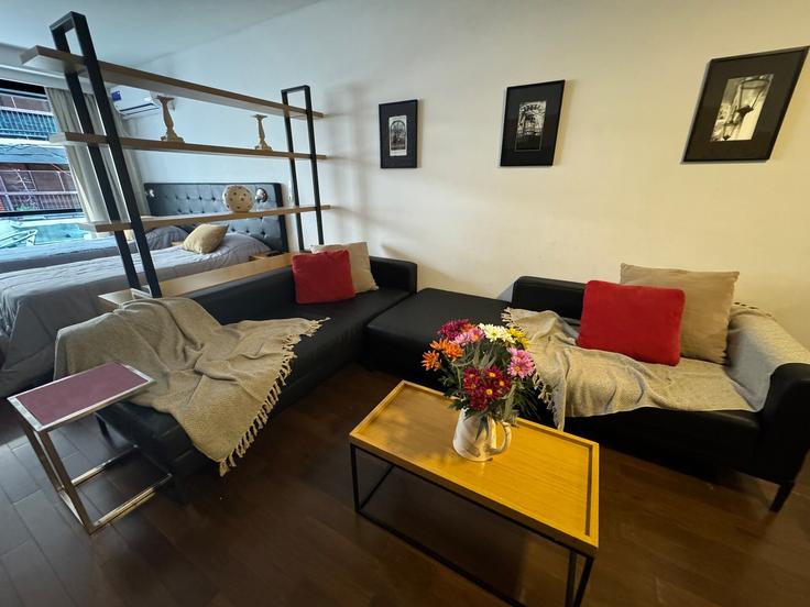 Sala de estar elegantemente projetada com móveis modernos em um apartamento no Building José Andrés Pacheco de Melo 1859 - bt-homes - 1500926 em Buenos Aires, Buenos Aires