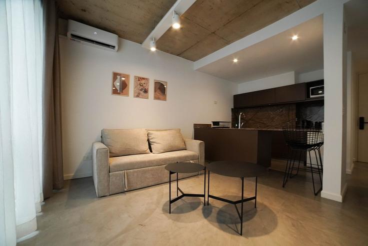 Buenos Aires, Buenos Aires에 위치한 Building Rodríguez Peña 1063 - bt-homes - 1505694 유닛의 세련된 인테리어가 돋보이는 거실 Buenos Aires, Buenos Aires에 위치한 Building Rodríguez Peña 1063 - bt-homes - 1505694 유닛의 세련된 인테리어가 돋보이는 거실