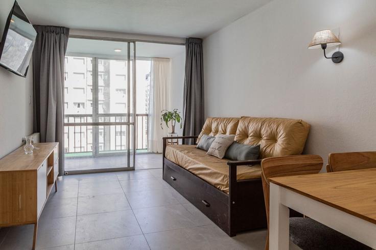 Building Avenida Colón 1550 - bt-homes - 1500907 adresindeki bir dairede modern mobilyalarla zarif bir şekilde tasarlanmış oturma odası Mar del Plata, Mar del Plata Building Avenida Colón 1550 - bt-homes - 1500907 adresindeki bir dairede modern mobilyalarla zarif bir şekilde tasarlanmış oturma odası Mar del Plata, Mar del Plata