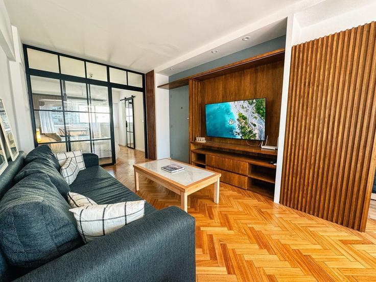 Sala de estar elegantemente projetada com móveis modernos em um apartamento no Building Viamonte 480 - bt-homes - 1500867 em Buenos Aires, Buenos Aires Sala de estar elegantemente projetada com móveis modernos em um apartamento no Building Viamonte 480 - bt-homes - 1500867 em Buenos Aires, Buenos Aires