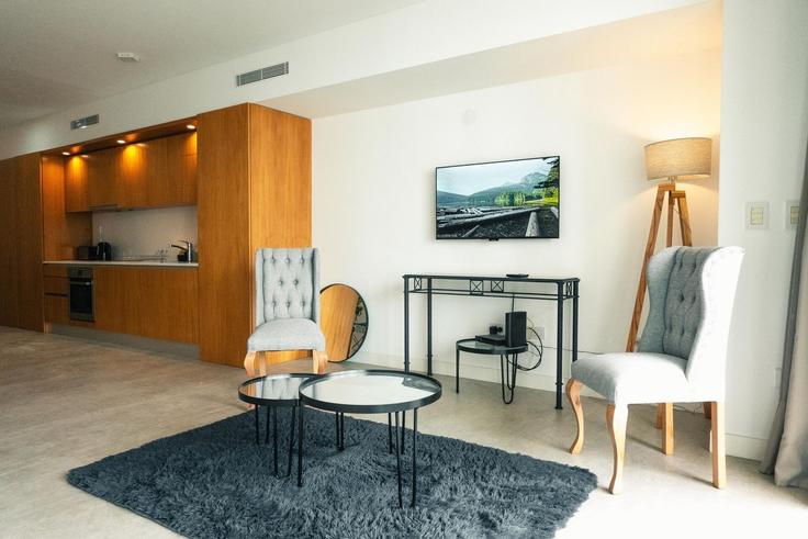 Salle de séjour élégante avec mobilier moderne dans un appartement à Building Esmeralda 1061 - bt-homes - 1500880 à Buenos Aires, Buenos Aires Salle de séjour élégante avec mobilier moderne dans un appartement à Building Esmeralda 1061 - bt-homes - 1500880 à Buenos Aires, Buenos Aires