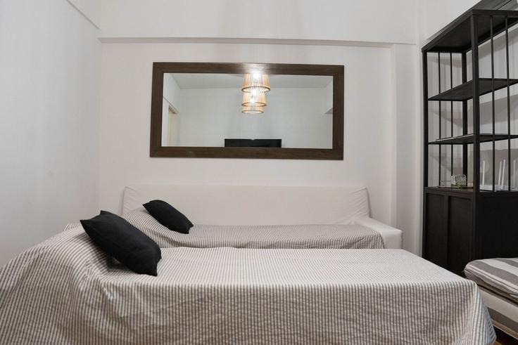 Sala de estar elegantemente projetada com móveis modernos em um apartamento no Building Juncal 1304 - bt-homes - 1610803 em Buenos Aires, Buenos Aires Sala de estar elegantemente projetada com móveis modernos em um apartamento no Building Juncal 1304 - bt-homes - 1610803 em Buenos Aires, Buenos Aires