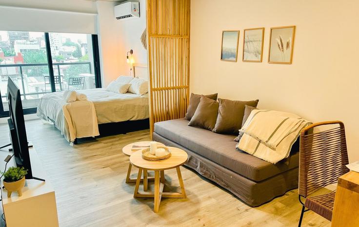 Buenos Aires, Buenos Aires에 위치한 Building Quesada 1595 - bt-homes - 1500849 유닛의 세련된 인테리어가 돋보이는 거실 Buenos Aires, Buenos Aires에 위치한 Building Quesada 1595 - bt-homes - 1500849 유닛의 세련된 인테리어가 돋보이는 거실