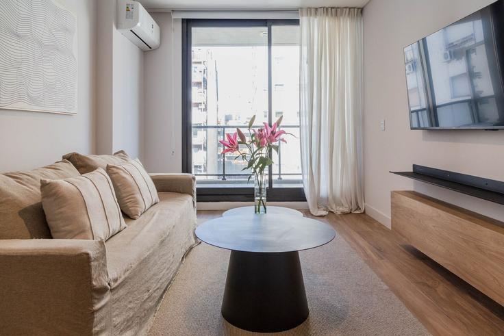 Elegant gestaltetes Wohnzimmer mit moderner Einrichtung in einer Wohnung im Building Godoy Cruz - bt-homes - 1500881 in Buenos Aires, Buenos Aires Elegant gestaltetes Wohnzimmer mit moderner Einrichtung in einer Wohnung im Building Godoy Cruz - bt-homes - 1500881 in Buenos Aires, Buenos Aires