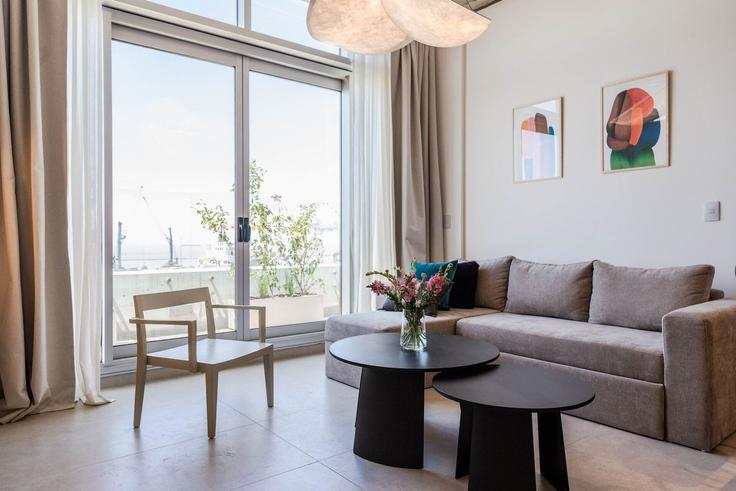 Salle de séjour élégante avec mobilier moderne dans un appartement à Building Comodoro Pedro Zanni - bt-homes - 1500960 à Buenos Aires, Buenos Aires Salle de séjour élégante avec mobilier moderne dans un appartement à Building Comodoro Pedro Zanni - bt-homes - 1500960 à Buenos Aires, Buenos Aires
