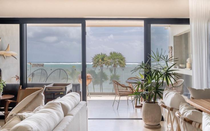 Building Avenida Tulum 50 - bt-homes - 1500834 adresindeki bir dairede modern mobilyalarla zarif bir şekilde tasarlanmış oturma odası Dreams Tulum, Dreams Tulum