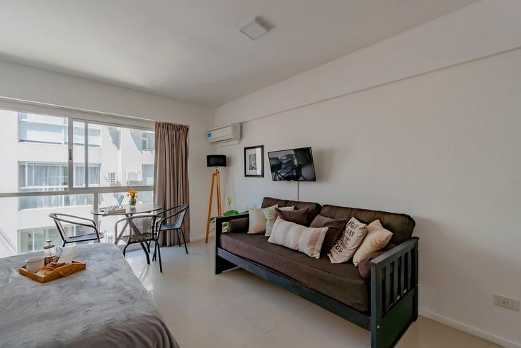 Elegante sala de estar con mobiliario moderno en un apartamento en Building Gorriti 4050 - bt-homes - 1500861 en Buenos Aires, Buenos Aires Elegante sala de estar con mobiliario moderno en un apartamento en Building Gorriti 4050 - bt-homes - 1500861 en Buenos Aires, Buenos Aires